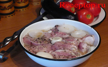 на фото порционные куски свинины для шашлыка, помидоры, баклажан, шампуры