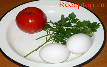 на фото яйца, помидор и петрушка для омлета