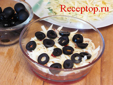 на фото: нарезанный помидор и сыр с маслинами в форме для заливного