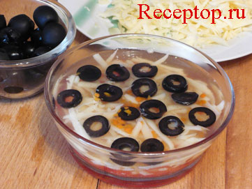 на фото: нарезанный помидор, сыр с маслинами и бульон в форме для заливного
