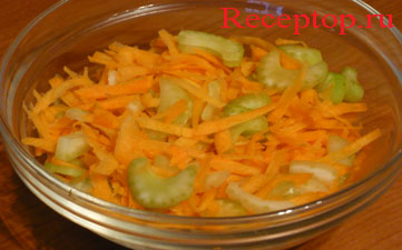 на фото натертая морковь и нарезанный сельдерей для салата
