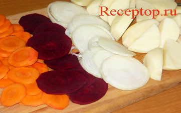 на фото морковь, свекла, лук нарезаны кружками, а картофель дольками