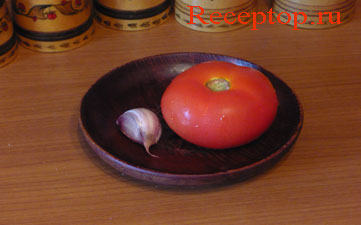 на фото помидор с чесноком