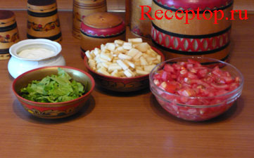 на  столе одна мисочка с нарезанным салатом, вторая с маленькими ломтиками яблок, третья с нарезанными помидорами и баночка со сметаной двести грамм
