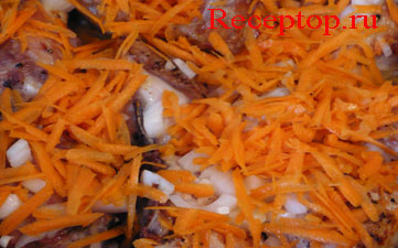 морковь с курицей и луком на сковороде