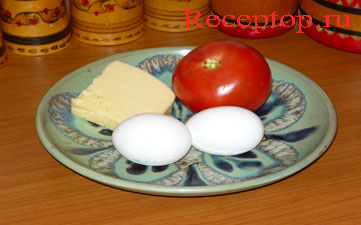 на фото помидор, яйца, сыр