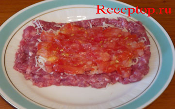 на фото помидоры мелко порезанные и смешанные с чесноком, выкладываем поверх натертого сыра