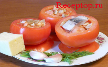 на фото: три помидора с фаршем из грибов и мякоти помидоров