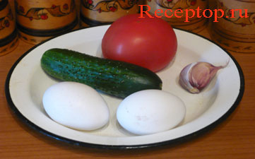 на фото помидор, чеснок, свежий огуреци яйца