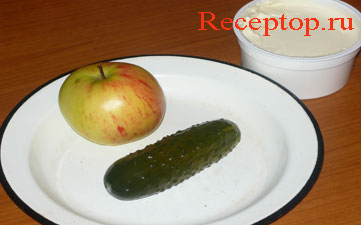 на фото свежее яблоко, соленый огурец и сметана