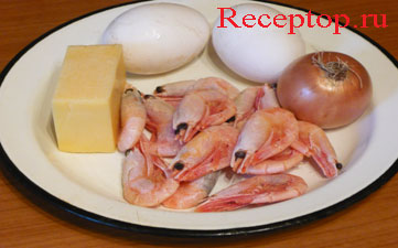 на фото сыр, два яйца, креветки и лук