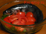 на фото рыба(скумбрия) с овощами